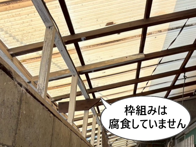 通路屋根　枠組み腐食無し